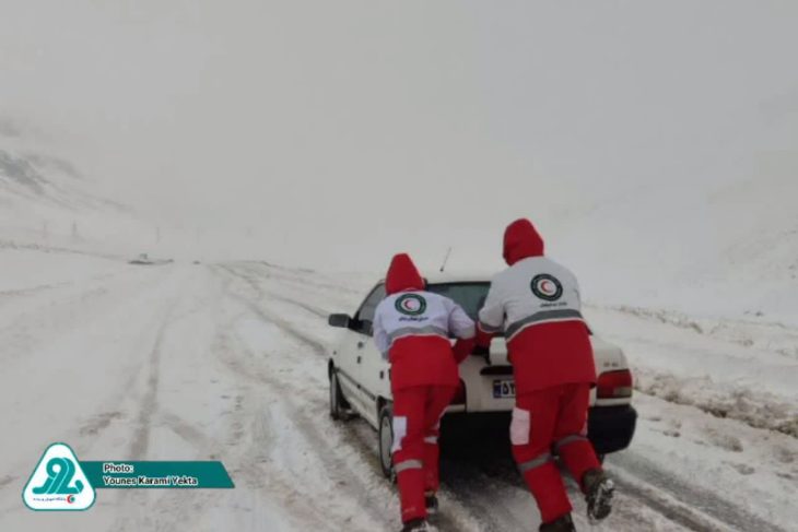 امداد رسانی به ۲۴ خودرو گرفتار در برف و کولاک شهرستان دلفان+تصاویر