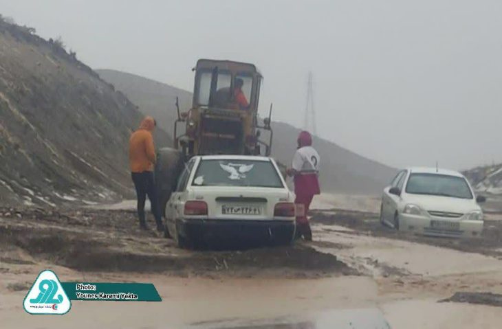 امدادرسانی هلال احمر به ۹۵ مسافر گرفتار سیلاب در محور نورآباد -نهاوند