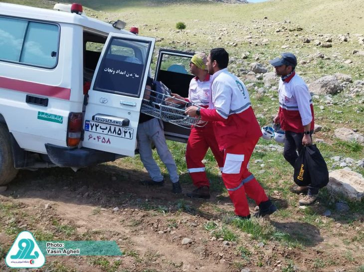 نجات کوهنورد حادثه دیده در ارتفاعات قله «شاه نشین» بروجرد+عکس