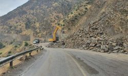 ریزش کوه در معمولان/ محور ۱۶۴ روستای لرستان مسدود شد