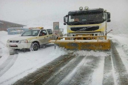 تردد در گردنه «گله بادوش» الیگودرز به سختی انجام می شود