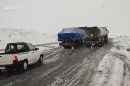 ویدیو/ بارش سنگین برف در جادۀ بروجرد-اراک