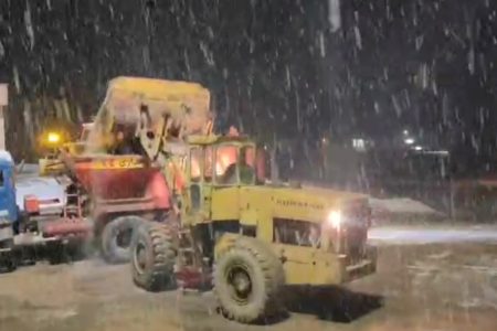 ویدیو| عملیات برف روبی و نمک پاشی محور نورآباد_نهاوند