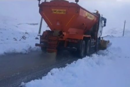 ویدیو| عملیات برف روبی و نمک پاشی محور سپید دشت