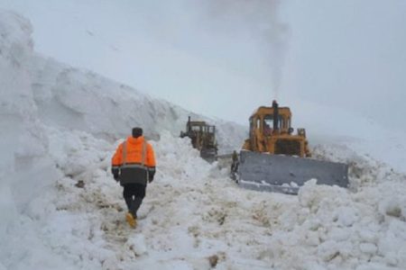 برف راه دسترسی ۲۲۰ روستای الیگودرز را بست