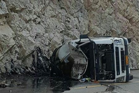 واژگونی تانکر ۳۰ هزار لیتری بنزین در محور خرم‌آباد- الشتر