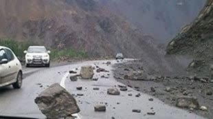 مسدود شدن جاده «ونایی» در بروجرد بر اثر ریزش سنگ