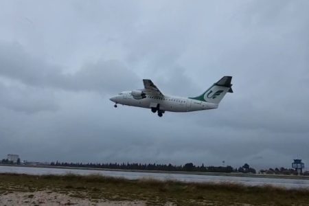 ویدئو| تیک آف دیدنی هواپیما در هوای بارانی فرودگاه خرم‌آباد