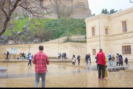 ویدیو|بازدید گردشگران از قلعه فلک الافلاک در روز بارانی