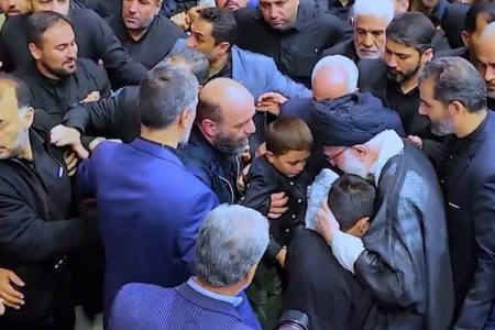 ببینید|تسلی رهبر انقلاب اسلامی به فرزندان شهدای خدمت