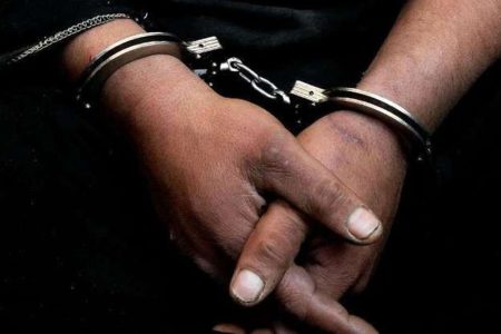 سارق فنس باغات کشاورزی در خرم آباد به دام افتاد
