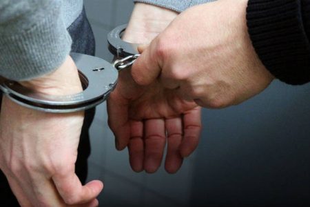 دستبند پلیس بر دستان اراذل و اوباش در خرم آباد