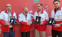 نشان خدمت صادقانه در دستان مدیرعامل هلال احمر لرستان