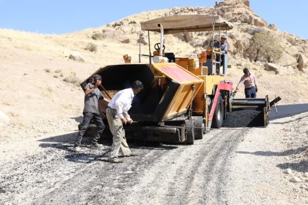 کمک به رونق تولید در روستاها با آسفالت جاده های بین مزارع