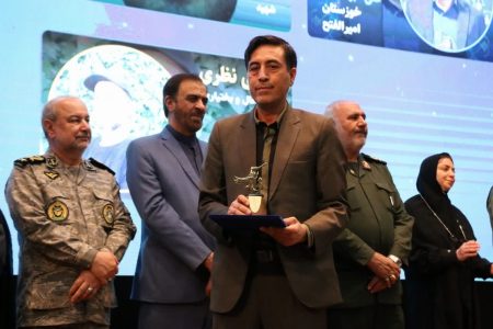 تندیس مقام اول جشنواره ملی فانوس در دستان “طاهر مرادی”