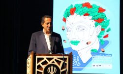 هنرمند جامعه را از خمودگی بیرون می‌آورد