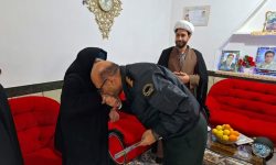 تکریم خانواده شهدا یک وظیفه دینی و اخلاقی است/بوسه فرزند سلسله بر دستان مادر شهید “شکرزاده”
