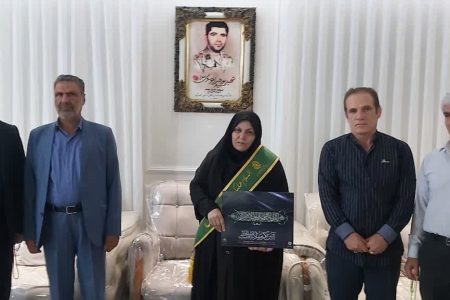 اهدا حمایل خادمی اهل بیت (ع) به همسر شهید «سیدنورخدا موسوی»