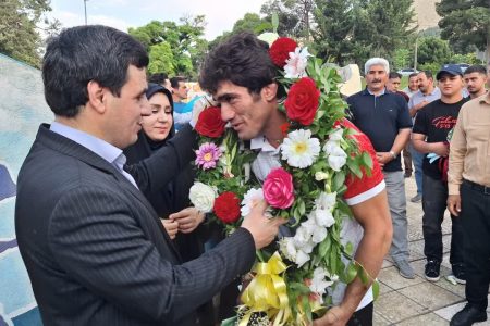 استقبال پرشور از قهرمان طلایی کشتی ساحلی جهان در خرم آباد+تصاویر