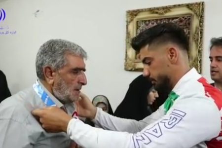 فیلم| اهدای مدال قهرمان آسیا به خانواده شهید “مرادی فرد”