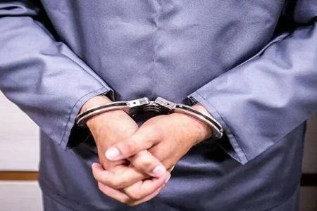 دستبند پلیس بر دستان سارق حرفه‌ای در بروجرد
