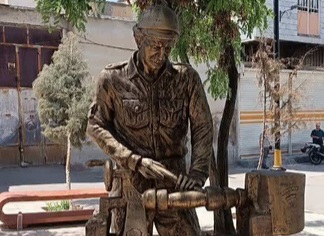 نصب ۲ نماد صنایع دستی در بازار تاریخی بروجرد