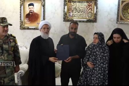 شهدا را خدا گلچین می‌کند؛ باید زانوی ادب در برابر خانواده‌هایشان زد
