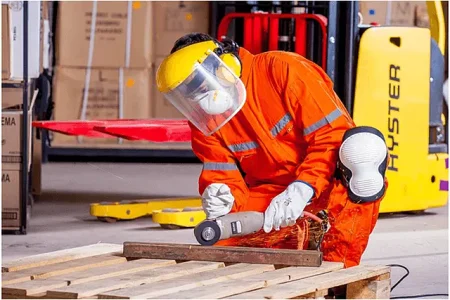 اجرای دستورالعمل ایمنی برای حفظ جان کارگران برق