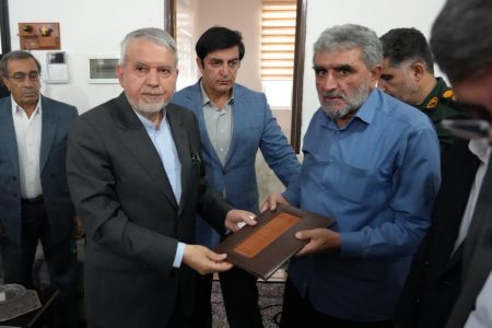 دیدار وزیر میراث فرهنگی با خانواده شهید اقتدار در خرم‌آباد