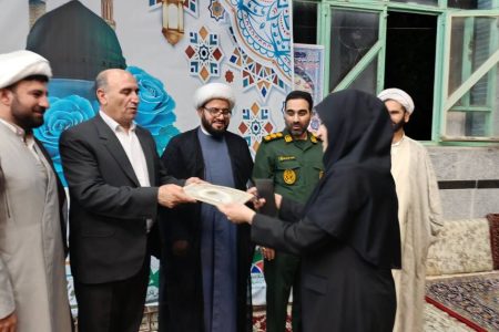 تجلیل از سرپرست کتابخانه‌های عمومی لرستان در جشنواره «خاتم»