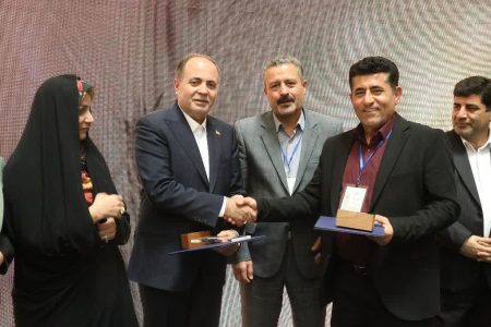 تجلیل از مدیر برتر بخش کشاورزی ازنا