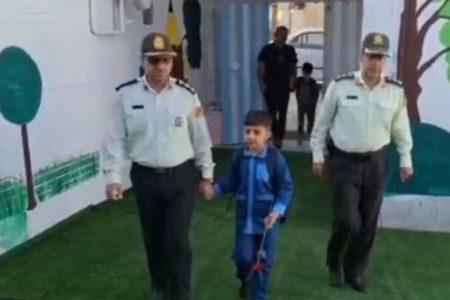 بدرقه پدرانه فرزند شهید شکرزاده از خانه تا مدرسه+فیلم