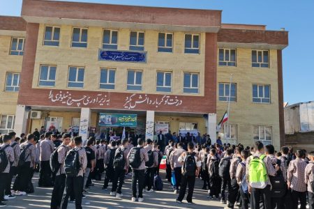 ۱۰ هزار دانش‌آموز پلدختری،تحصیل را با پیام ایثار آغاز کردند