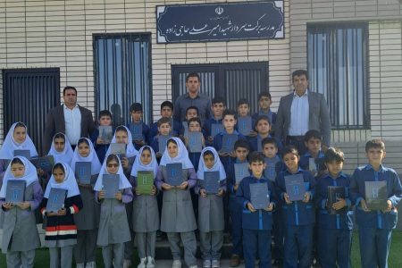 اهدای تبلت به دانش‌آموزان روستای «بگ وردی» نورآباد