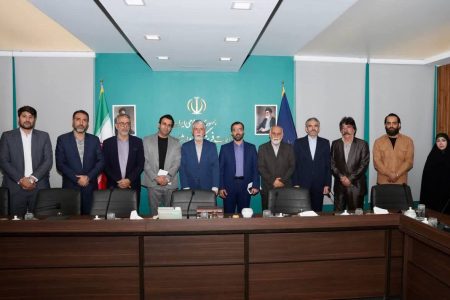 دیدار جمعی از هنرمندان بروجرد با وزیر فرهنگ