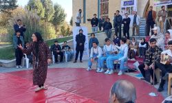 نمایش خیابانی «نگرانم» اجرا شد