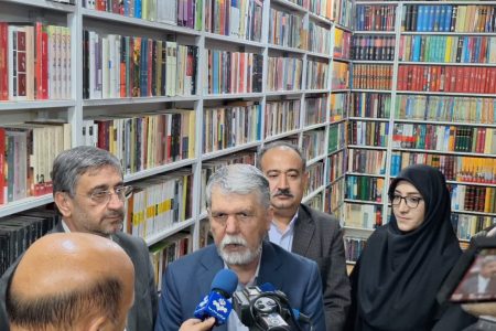 بازدید وزیر فرهنگ و ارشاد از کتابفروشی «خایدالو» خرم آباد