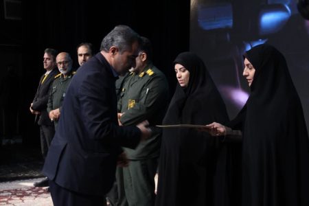 تجلیل از خانواده شهدا در رویداد فرهنگی هنری «ایرانمرد»
