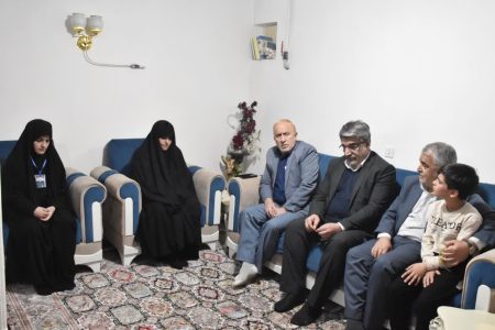 خانواده‌های شهدا نماد استقامت و سربلندی نظام هستند