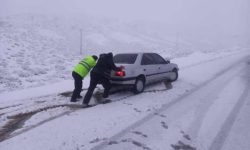 امدادرسانی پلیس لرستان به ۳۶۰ خودرو گرفتار در برف
