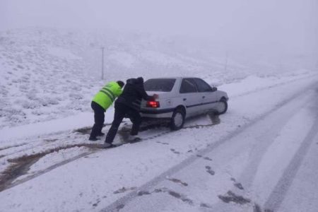 امدادرسانی پلیس لرستان به ۳۶۰ خودرو گرفتار در برف