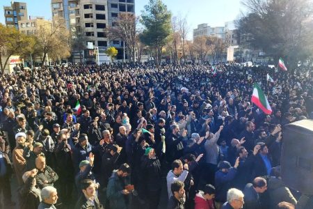 از آرمان‌های انقلاب و رهبری با اقتدار دفاع می‌کنیم