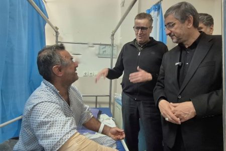 کادر درمان در خط مقدم مشغول خدمت‌رسانی هستند