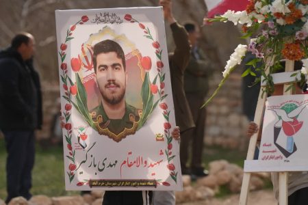 مویه خوانی پدر شهیدان بازگیر در رثای فرزندان و خانواده شهیدش