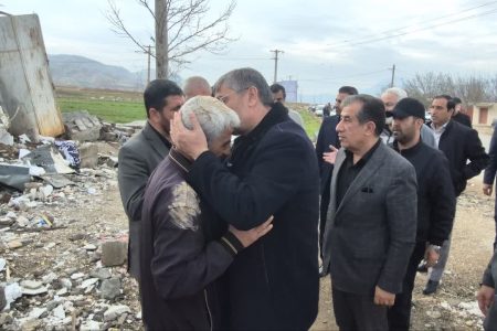 دیدار و دلجویی استاندار لرستان از خانواده شهیدان بازگیر