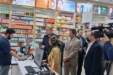 بازدید بازرس کل لرستان از داروخانه‌ها و بانک‌های خرم‌آباد
