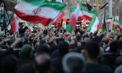 حضور ملت در صحنه ضامن بقای انقلاب است