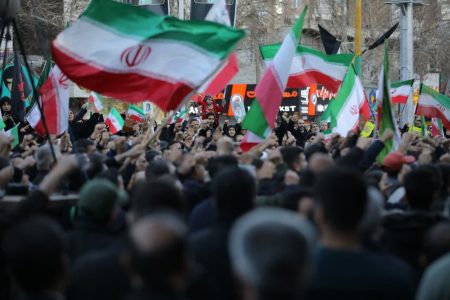 حضور ملت در صحنه ضامن بقای انقلاب است