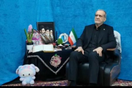 یادگار کودکان شهید میناب در کنار رئیس‌جمهور