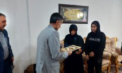 دیدار مسئولان لرستان با خانواده شهیدان «سفیدپری و طاووس بزنی»